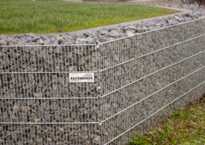 Gartenstützmauer mit Gabione verkleidet