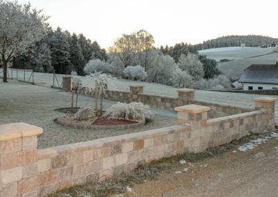 Gartenmauer aus Betonsteinen Tegual Muschelkalk