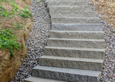 Aussenstiege aus Blockstufen Hartberger Granit