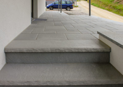 Stufen und Hauseingang aus Betonsteinplatten Mittelgrau