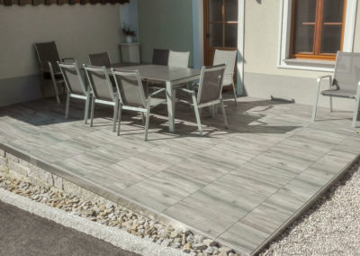 Terrasse aus Keramikplatte im Holzdesign