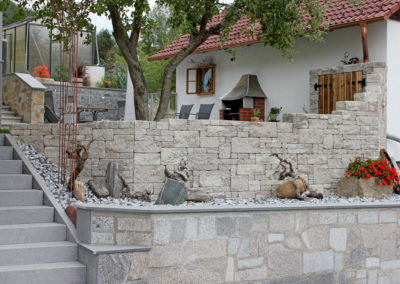 Betonsteinmauer Muschelkalk, Steine bossiert und gespalten