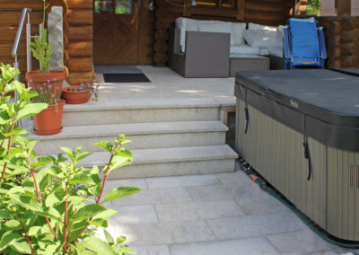 Terrasse und Stiegenaufgang aus Natursteinplatten