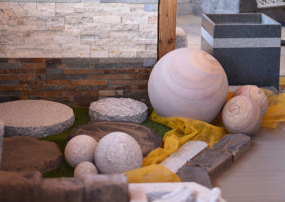 Sandstein- sowie Granitkugeln verschiedene Größen; Trittplatten für den Garten aus Granit und Beton