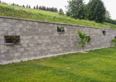 aaa Stützmauer bestehend aus Beton-Mauersteinen in Felsen-Grau mit Abdeckplatte, trocken versetzt