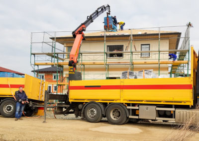 Kran-LKW beim Dachdecken